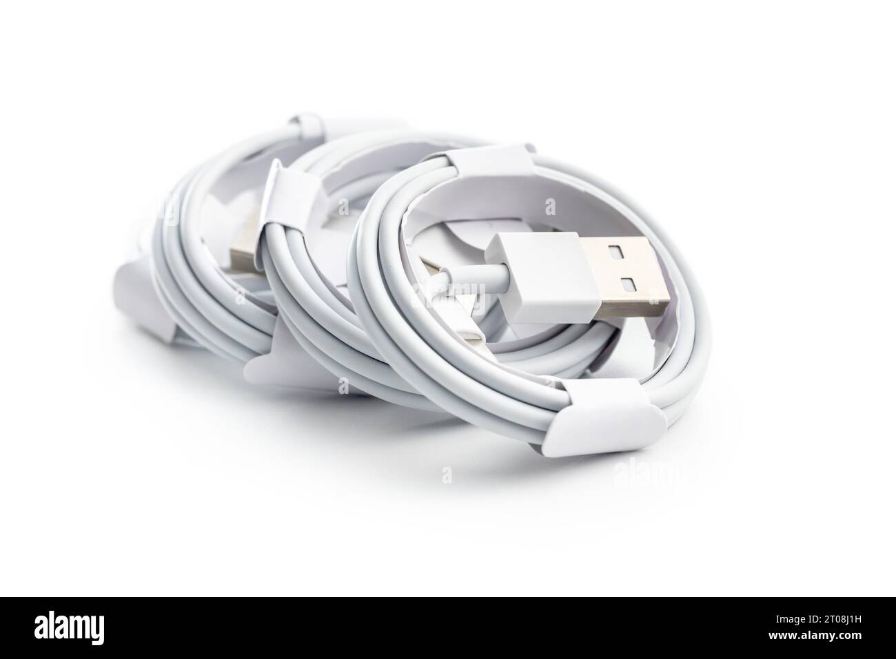Câbles de chargement usb blancs isolés sur fond blanc. Banque D'Images