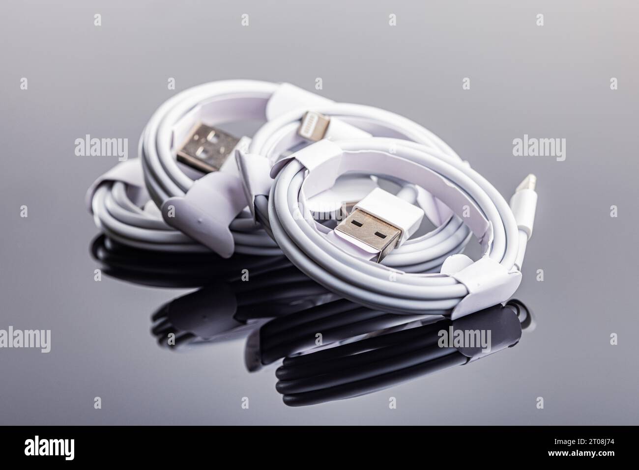 Câbles de chargement usb blancs sur la table miroir. Banque D'Images