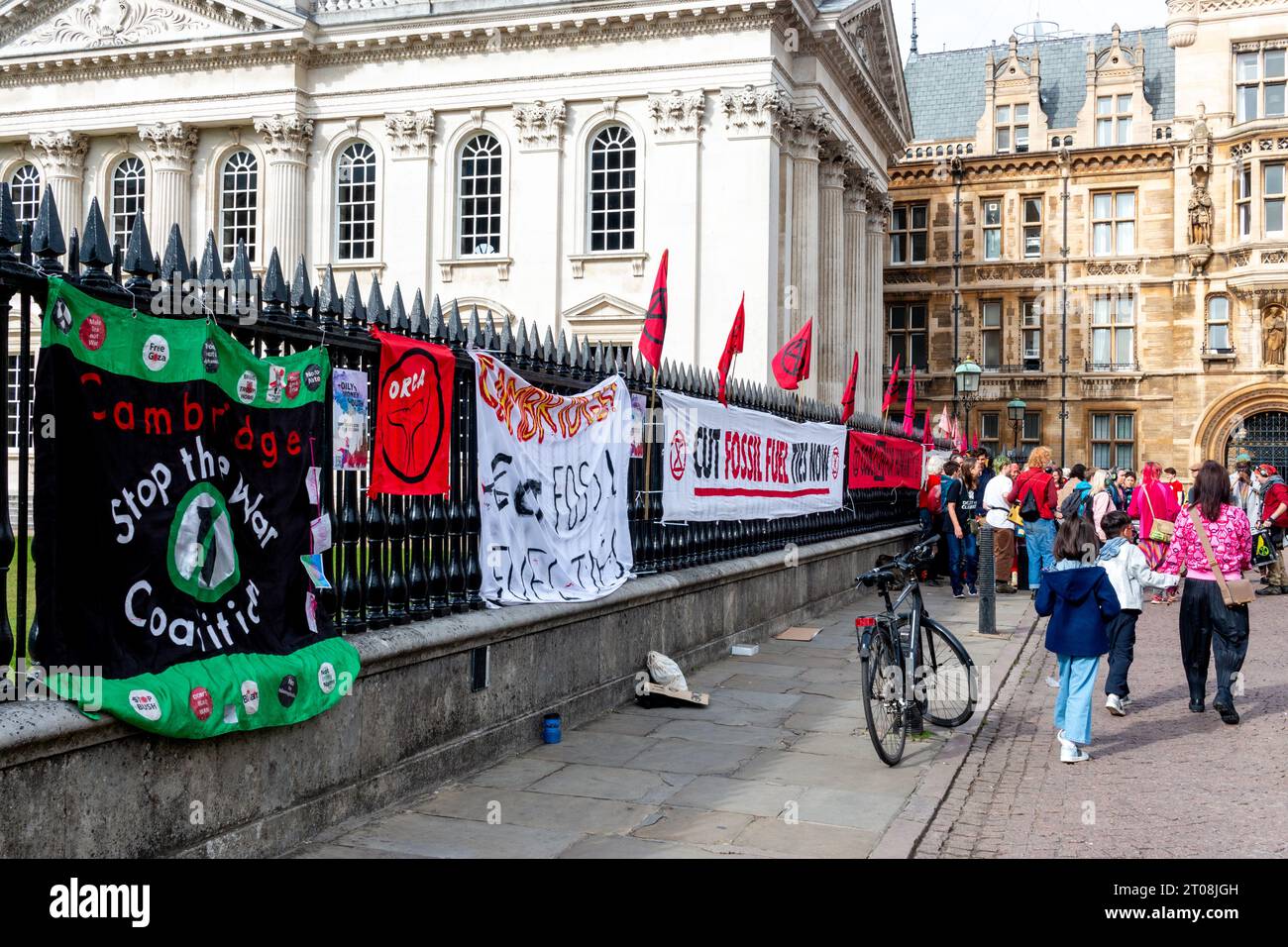 Extinction Rebellion, XRCambridge, devant Senate House Cambridge University, manifestation d'urgence pour arrêter Rosebank. Cambridge, Angleterre, Royaume-Uni Banque D'Images