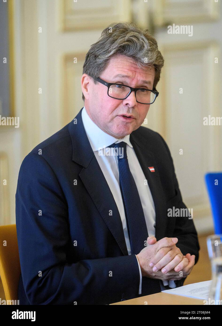 20231005 Pressekonferenz zum Ausbau der Ausbildungsplaetze in der Kinderbetreuung WIEN, OESTERREICH - 5. OKTOBER : Bildungsminister Martin Polaschek OEVP BEI einer Pressekonferenz bzgl. Ausbau der Ausbildungsplaetze in der Kinderbetreuung im Bildungsministerium am 5. Oktober, 2023 à Wien, Oesterreich. 231005 SEPA 32 001 Copyright : xMartinxJuenx SEPAxMedia crédit : Imago/Alamy Live News Banque D'Images