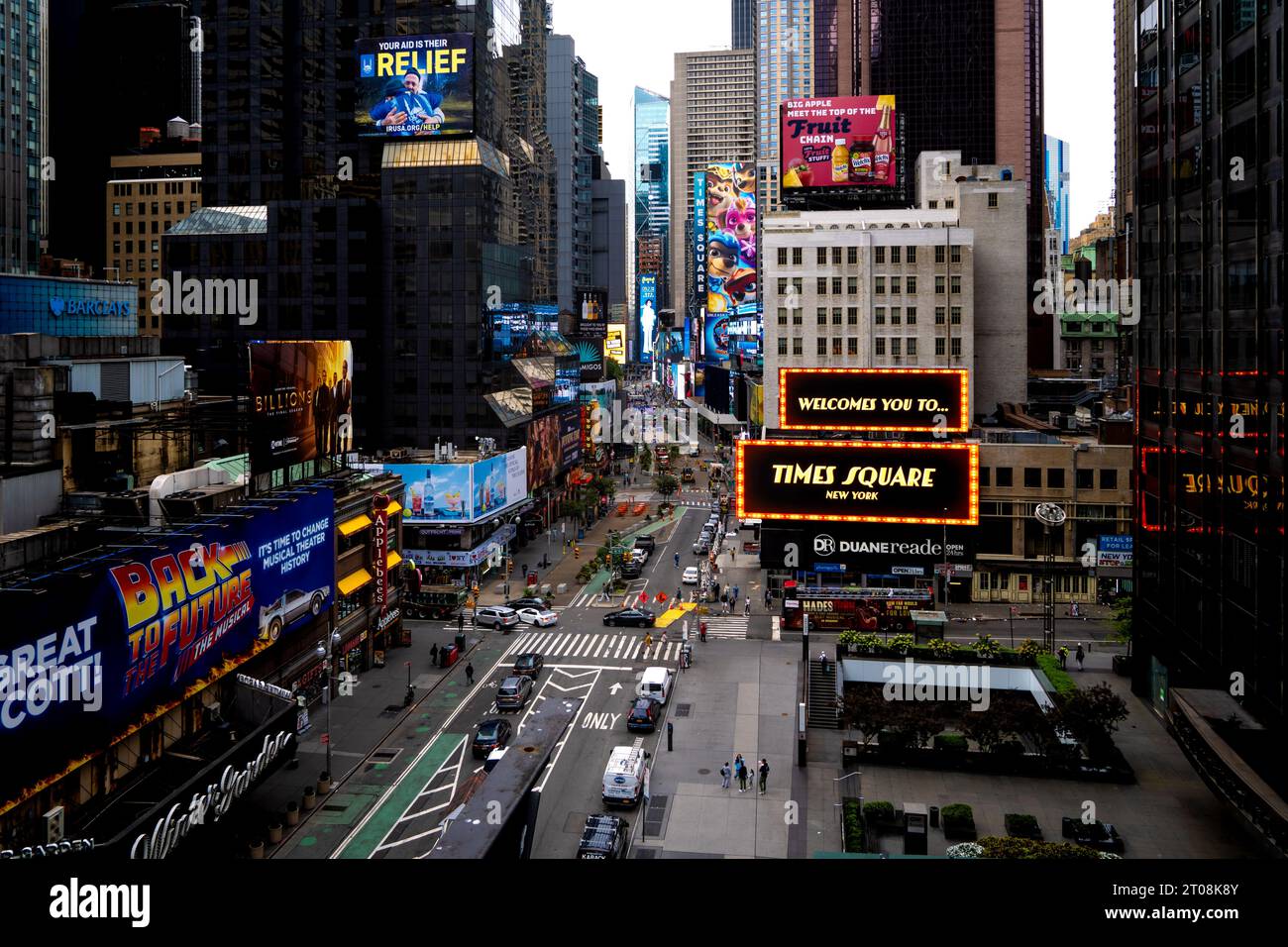 TIMES SQUARE, NEW YORK, ÉTATS-UNIS, - 16 SEPTEMBRE 2023. Vue panoramique à angle élevé des bâtiments et des panneaux d'affichage électroniques accueillant les gens à Times Square ne Banque D'Images