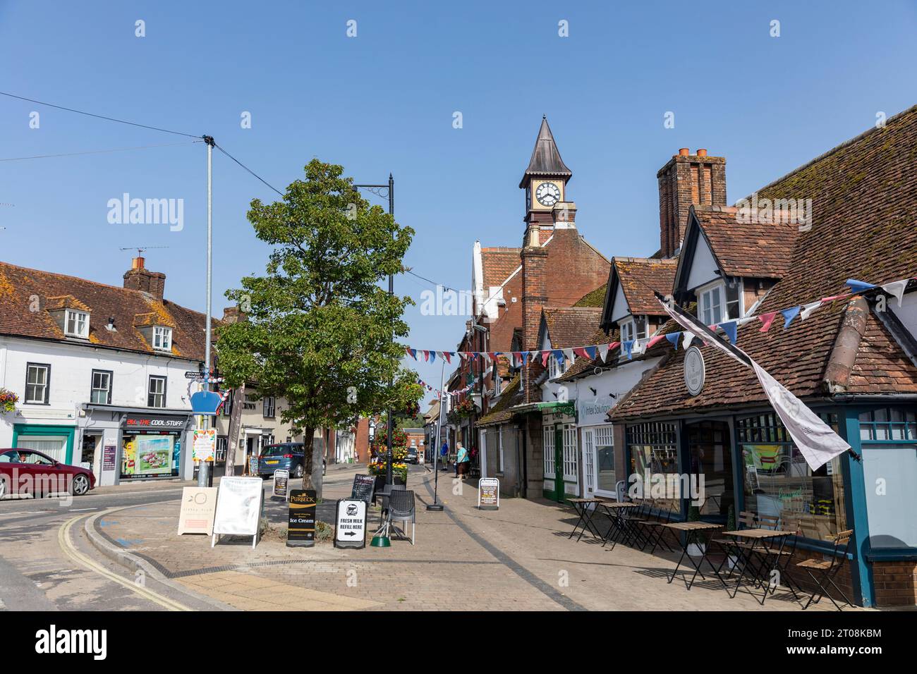 Centre-ville de Fordingbridge avec banderole de rue, septembre 2023 canicule au Royaume-Uni, Hampshire, Angleterre Banque D'Images