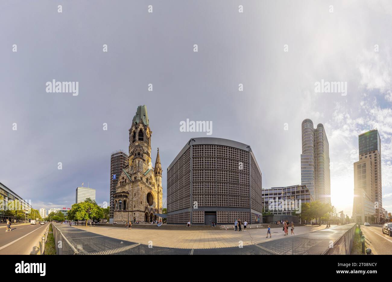 Paysage urbain Berlin. Kaiser Wilhelm Memorial Church, gratte-ciel à la fenêtre du zoo, photo panoramique, Berlin, Allemagne Banque D'Images