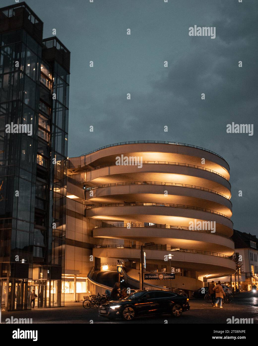 un garage de stationnement à plusieurs étages en spirale Banque D'Images