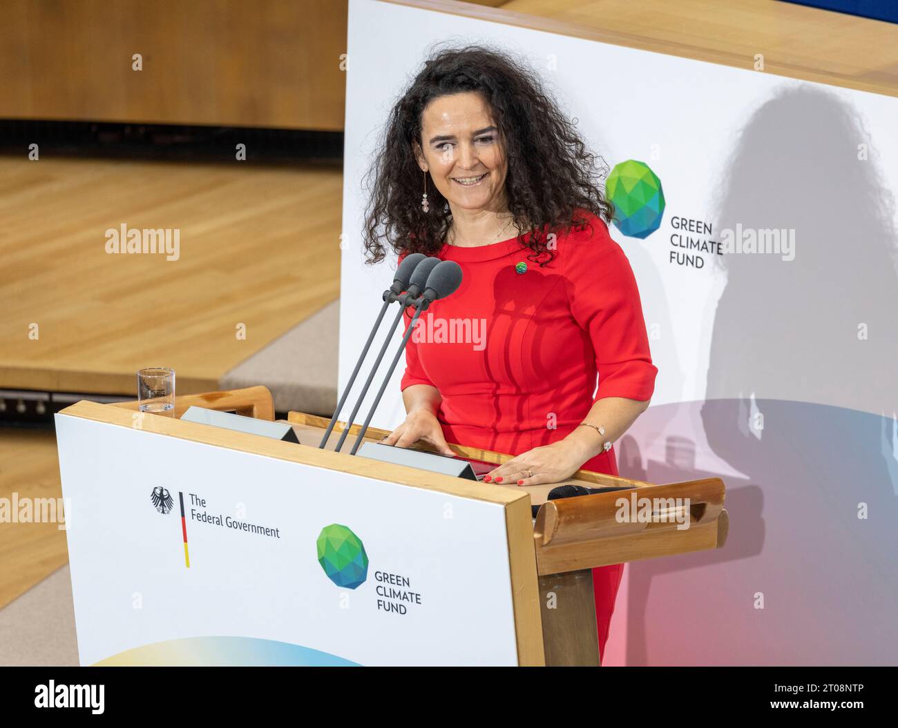 Bonn, Allemagne. 05 octobre 2023. Mafalda Duarte, directrice exécutive du Fonds vert pour le climat, prend la parole lors de la conférence internationale de reconstitution des ressources du Fonds vert pour le climat à Bonn, en Allemagne. La conférence vise à attirer l'attention sur l'action internationale pour le climat et à mobiliser des contributions pour le Fonds pour les années 2024 à 2027. Crédit : Thomas Banneyer/dpa/Alamy Live News Banque D'Images