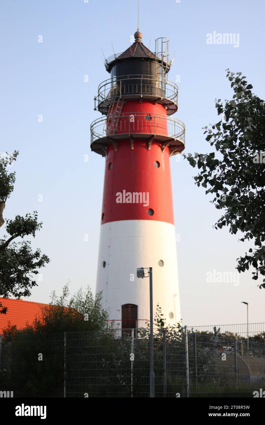 vue d'un phare dans une ville côtière allemande Banque D'Images