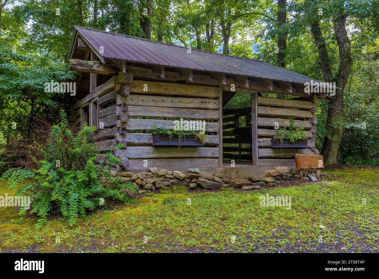Lure Lake, Caroline du Nord, États-Unis - 11 août 2023 : une structure construite à l'entrée de Laughing Waters, vue de l'autoroute. Banque D'Images