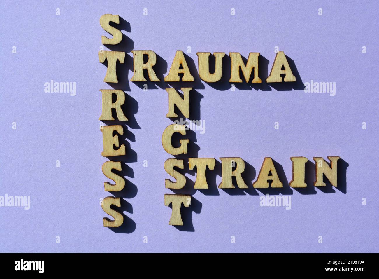 Stress, Trauma, Angst, Strain, mots en lettres de l'alphabet en bois sous forme de mots croisés isolés sur fond comme titre de bannière Banque D'Images