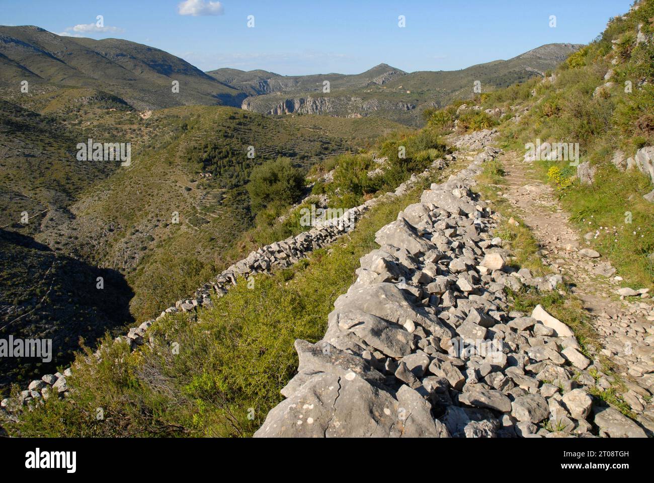 Sentier de mule mozarabe historique dans la Vall de Laguart, province d'Alicante, Espagne. Les pistes en escalier sont maintenant un itinéraire de randonnée populaire. Banque D'Images