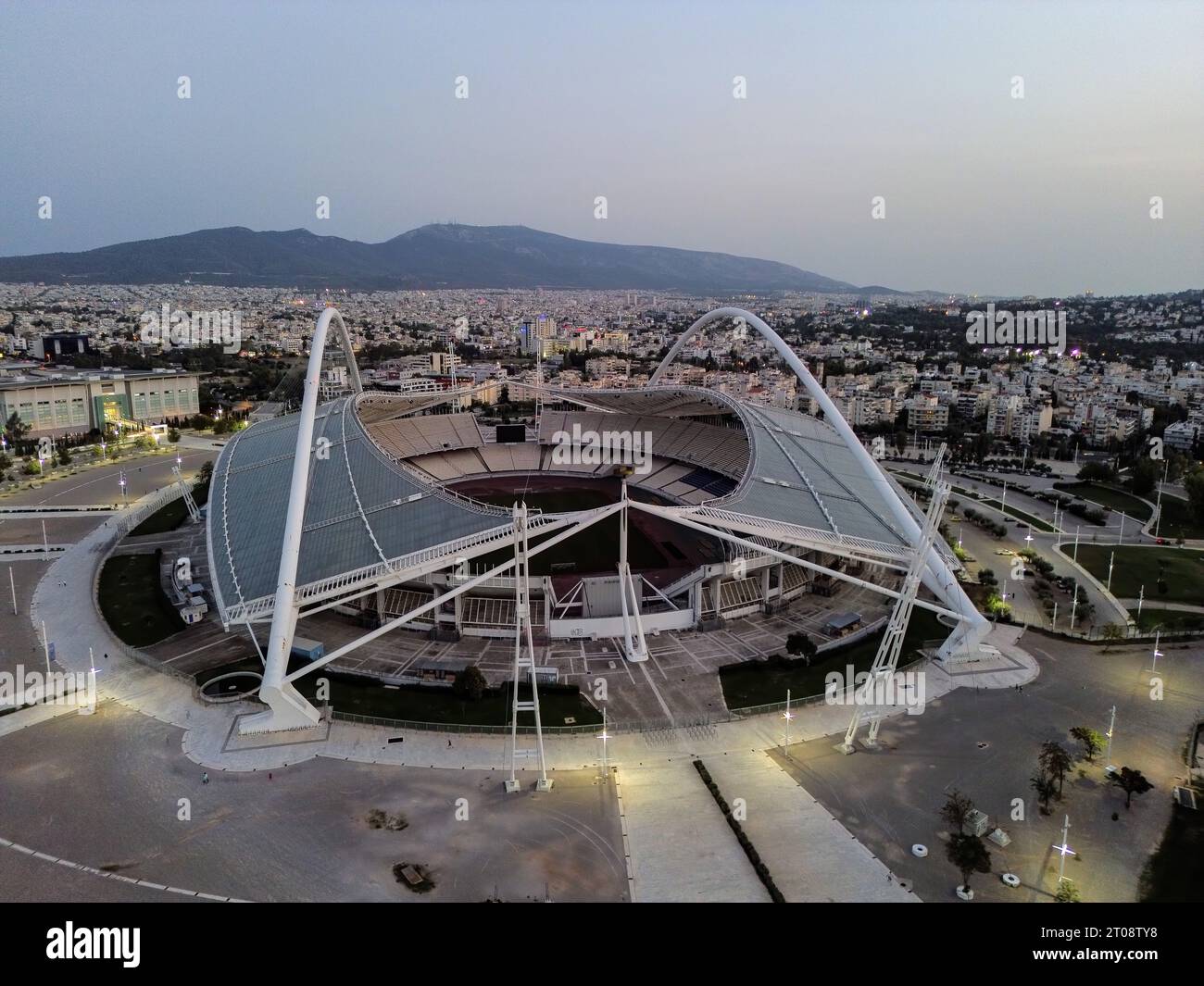 Une vue aérienne du stade olympique Spiros Louis avec son dôme, conçu par l'architecte espagnol primé Santiago Calatrava. Les autorités grecques ont fermé le plus grand stade de sport du pays en raison des inquiétudes concernant la stabilité de son dôme en acier, un monument architectural construit pour les Jeux Olympiques d'Athènes de 2004. Banque D'Images