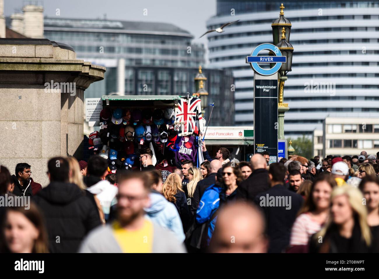 Westminster Bridge Road regorge de visiteurs près de l'accès aux transports fluviaux Westminster Pier. Rue animée avec stalle de souvenirs vendant des marchandises britanniques Banque D'Images