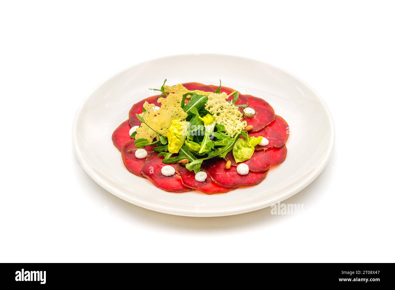 Carpaccio di Manzo. Carpaccio avec veau, sauce pesto et tuile parmesan Banque D'Images