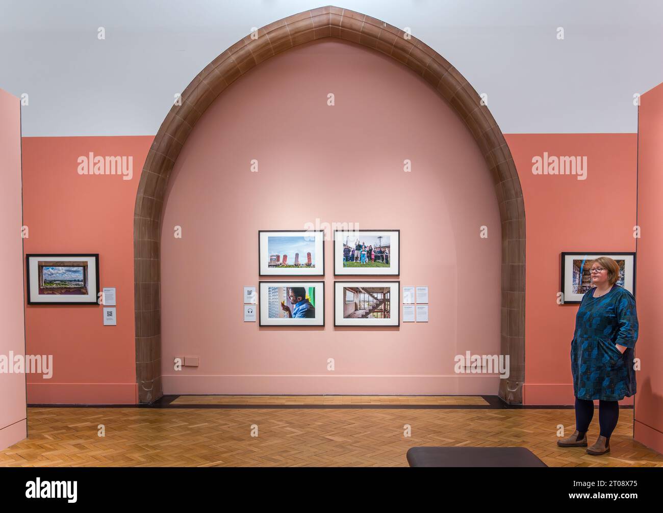 Scottish Portrait Gallery, Édimbourg, Écosse, Royaume-Uni, 05 octobre 2023, nouvelle exposition : Making Space : Photographs of Architecture. La plus récente exposition des National Galleries of Scotland présente une gamme de styles, de formats et de procédés photographiques. Photo : un membre du personnel admire certaines des photographies. Crédit : Sally Anderson/Alamy Live News Banque D'Images