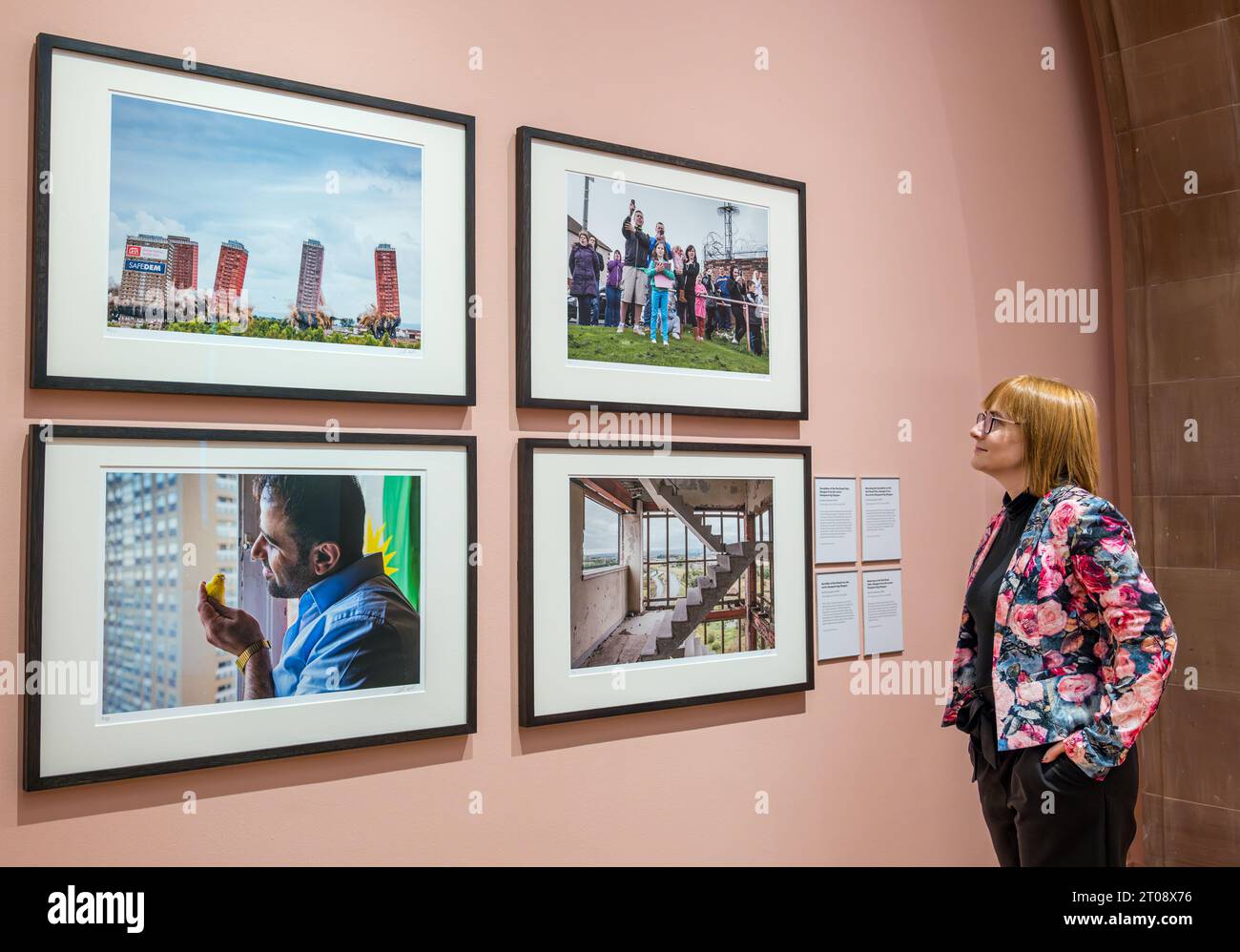 Scottish Portrait Gallery, Édimbourg, Écosse, Royaume-Uni, 05 octobre 2023, nouvelle exposition : Making Space : Photographs of Architecture. La plus récente exposition des National Galleries of Scotland présente une gamme de styles, de formats et de procédés photographiques. Photo : un membre du personnel admire certaines des photographies, y compris la démolition des Red Road Flats par le photographe Chris Leslie. Crédit : Sally Anderson/Alamy Live News Banque D'Images