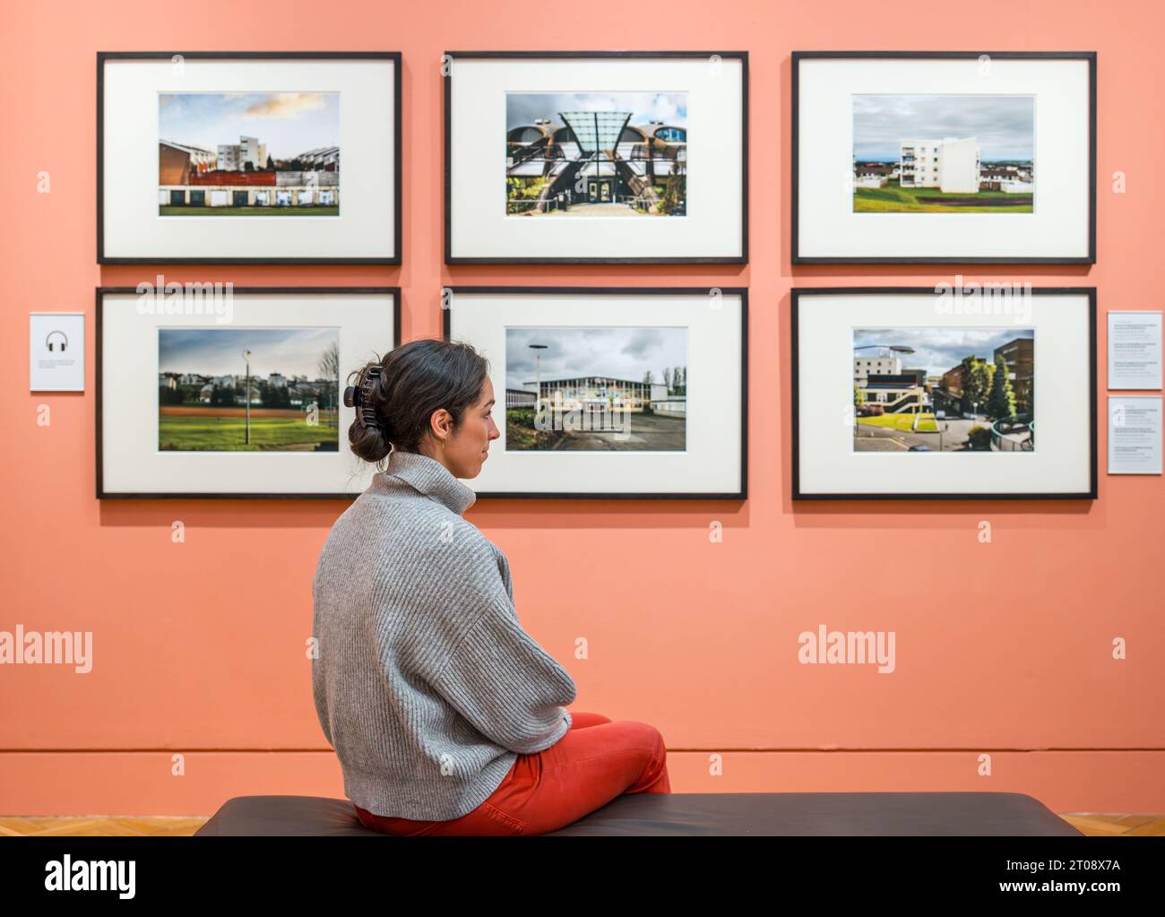 Scottish Portrait Gallery, Édimbourg, Écosse, Royaume-Uni, 05 octobre 2023, nouvelle exposition : Making Space : Photographs of Architecture. La plus récente exposition des National Galleries of Scotland présente une gamme de styles, de formats et de procédés photographiques. Photo : un membre du personnel admire les photographies de la photographe Sylvia Grace Borda d'East Kilbride. Crédit : Sally Anderson/Alamy Live News Banque D'Images