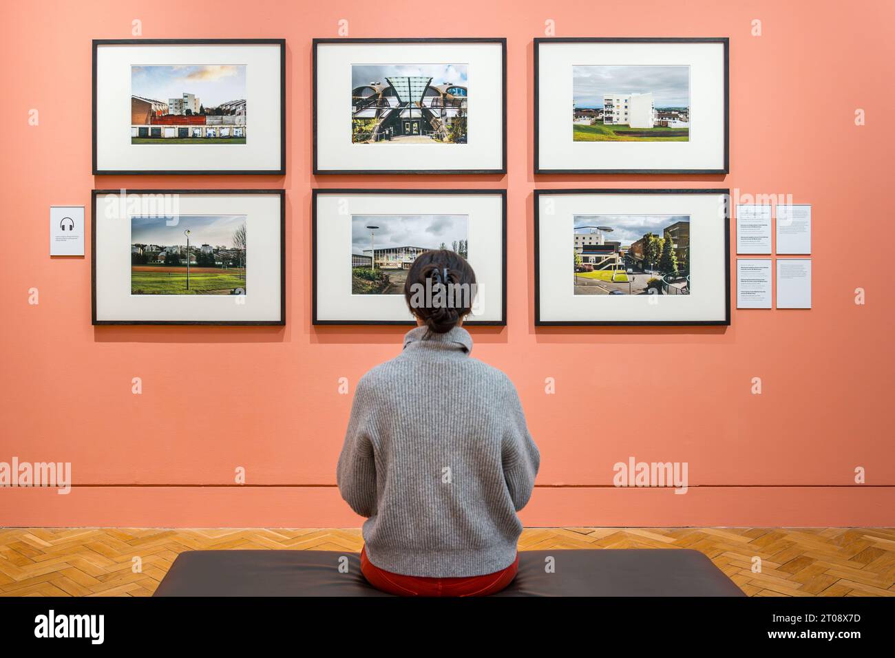 Scottish Portrait Gallery, Édimbourg, Écosse, Royaume-Uni, 05 octobre 2023, nouvelle exposition : Making Space : Photographs of Architecture. La plus récente exposition des National Galleries of Scotland présente une gamme de styles, de formats et de procédés photographiques. Photo : un membre du personnel admire les photographies de la photographe Sylvia Grace Borda d'East Kilbride. Crédit : Sally Anderson/Alamy Live News Banque D'Images