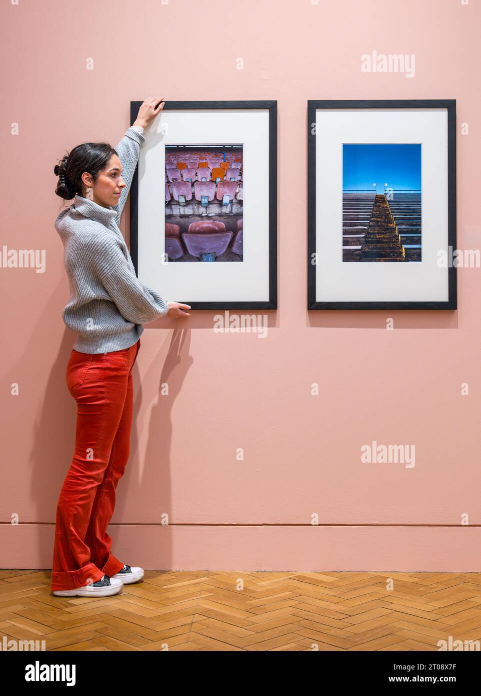 Scottish Portrait Gallery, Édimbourg, Écosse, Royaume-Uni, 05 octobre 2023, nouvelle exposition : Making Space : Photographs of Architecture. La plus récente exposition des National Galleries of Scotland présente une gamme de styles, de formats et de procédés photographiques. Photo : un membre du personnel ajuste les photographies du photographe Colin McPherson. Crédit : Sally Anderson/Alamy Live News Banque D'Images