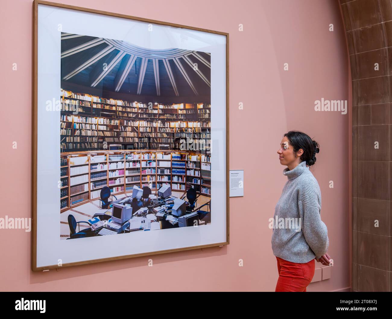 Scottish Portrait Gallery, Édimbourg, Écosse, Royaume-Uni, 05 octobre 2023, nouvelle exposition : Making Space : Photographs of Architecture. La plus récente exposition des National Galleries of Scotland présente une gamme de styles, formats et procédés photographiques des années 1840 à nos jours ; de Hill & Adamson aux photographies contemporaines d’Andreas Gursky, Chris Leslie et Sylvia Grace Borda de bâtiments modernes. Photo : une photographie de Candida Höfer. Crédit : Sally Anderson/Alamy Live News Banque D'Images