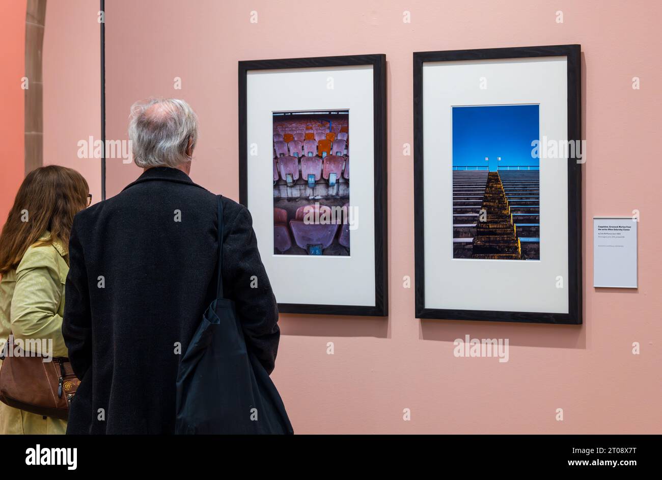 Scottish Portrait Gallery, Édimbourg, Écosse, Royaume-Uni, 05 octobre 2023, nouvelle exposition : Making Space : Photographs of Architecture. La plus récente exposition des National Galleries of Scotland présente une gamme de styles, de formats et de procédés photographiques. Photo : les visiteurs regardent les photographies de Colin McPherson. Crédit : Sally Anderson/Alamy Live News Banque D'Images