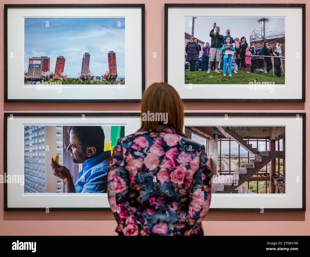 Scottish Portrait Gallery, Édimbourg, Écosse, Royaume-Uni, 05 octobre 2023, nouvelle exposition : Making Space : Photographs of Architecture. La plus récente exposition des National Galleries of Scotland présente une gamme de styles, de formats et de procédés photographiques. Photo : un membre du personnel admire certaines des photographies, y compris la démolition des Red Road Flats par le photographe Chris Leslie. Crédit : Sally Anderson/Alamy Live News Banque D'Images