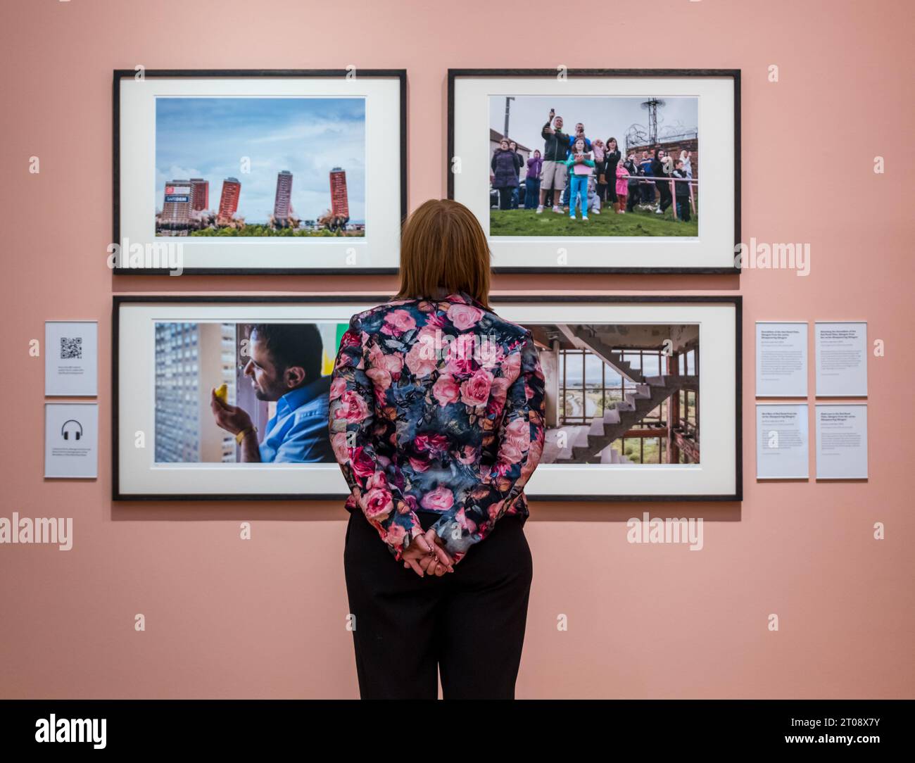 Scottish Portrait Gallery, Édimbourg, Écosse, Royaume-Uni, 05 octobre 2023, nouvelle exposition : Making Space : Photographs of Architecture. La plus récente exposition des National Galleries of Scotland présente une gamme de styles, de formats et de procédés photographiques. Photo : un membre du personnel admire certaines des photographies, y compris la démolition des Red Road Flats par le photographe Chris Leslie. Crédit : Sally Anderson/Alamy Live News Banque D'Images