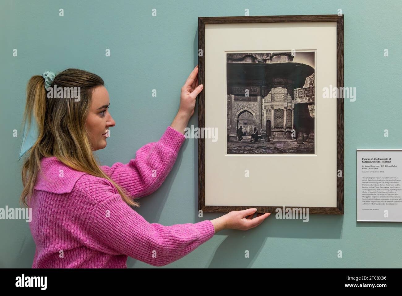 Scottish Portrait Gallery, Édimbourg, Écosse, Royaume-Uni, 05 octobre 2023, nouvelle exposition : Making Space : Photographs of Architecture. La plus récente exposition des National Galleries of Scotland présente une gamme de styles, de formats et de procédés photographiques. Photo : un membre du personnel ajuste une photographie du photographe victorien James Robertson. Crédit : Sally Anderson/Alamy Live News Banque D'Images