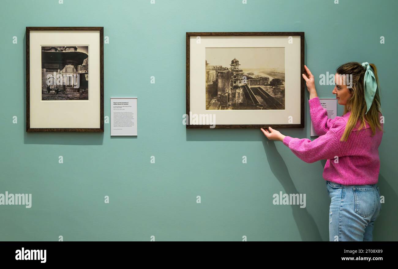 Scottish Portrait Gallery, Édimbourg, Écosse, Royaume-Uni, 05 octobre 2023, nouvelle exposition : Making Space : Photographs of Architecture. La plus récente exposition des National Galleries of Scotland présente une gamme de styles, de formats et de procédés photographiques. Photo : un membre du personnel ajuste une photographie du photographe victorien James Robertson. Crédit : Sally Anderson/Alamy Live News Banque D'Images