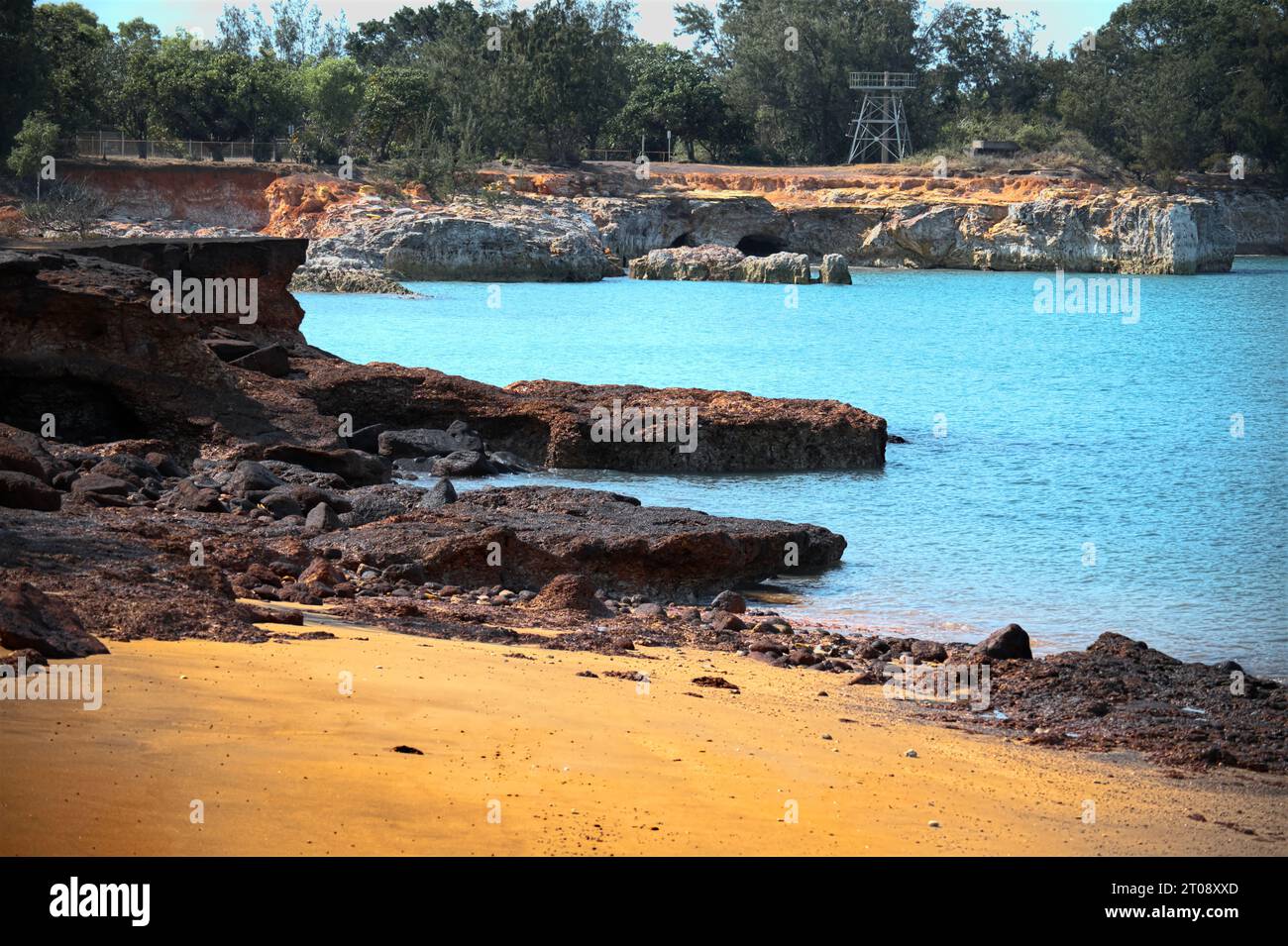 Les riches tons terreux et les textures des formations terrestres dentelées dans une magnifique baie du nord de l'Australie. Banque D'Images