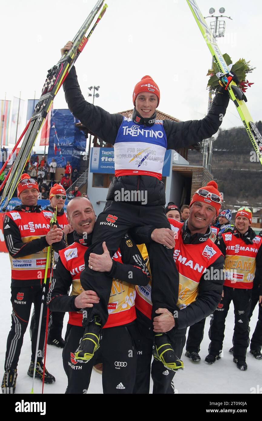 CHAMPIONNATS DU MONDE DE SKI NORDIQUE FIS 2013 Nordi combinés hommes Eric Frenzel gewinnt die Goldmedaille in der Nordischen Kombination Die Trainer heben ihn auf SchulternEric Frenzel Sieger auf den Schultern der Deutschen Trainer FIS Nordische ski Weltmeisterschaft Nordische Kombination Gundersen LH in Val di Fiemme, Italien Am 28.02.2013 Banque D'Images