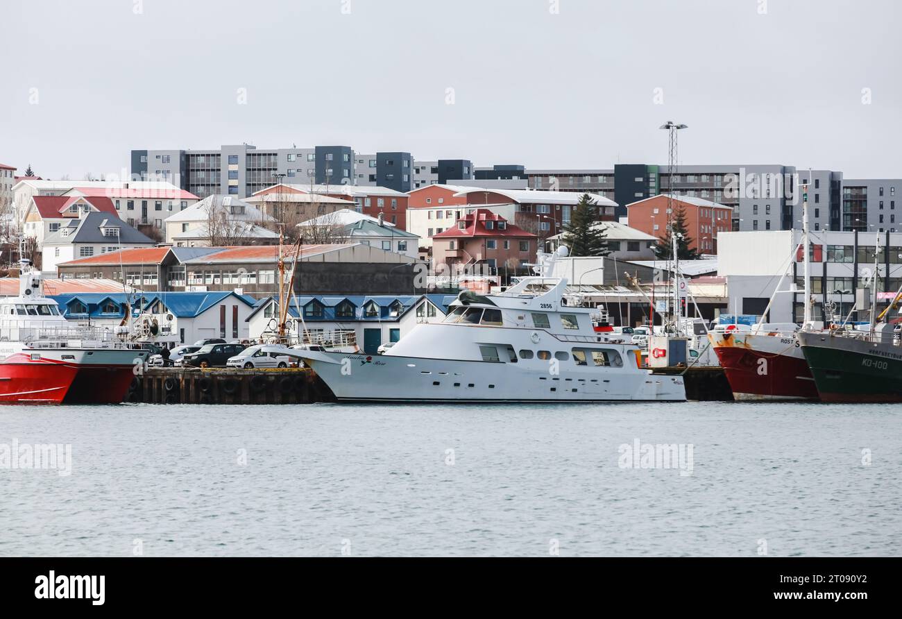 Hafnarfjordur, Islande - 4 avril 2017 : vue sur la mer de Hafnarfjordur avec des bateaux amarrés et des maisons résidentielles modernes colorées Banque D'Images