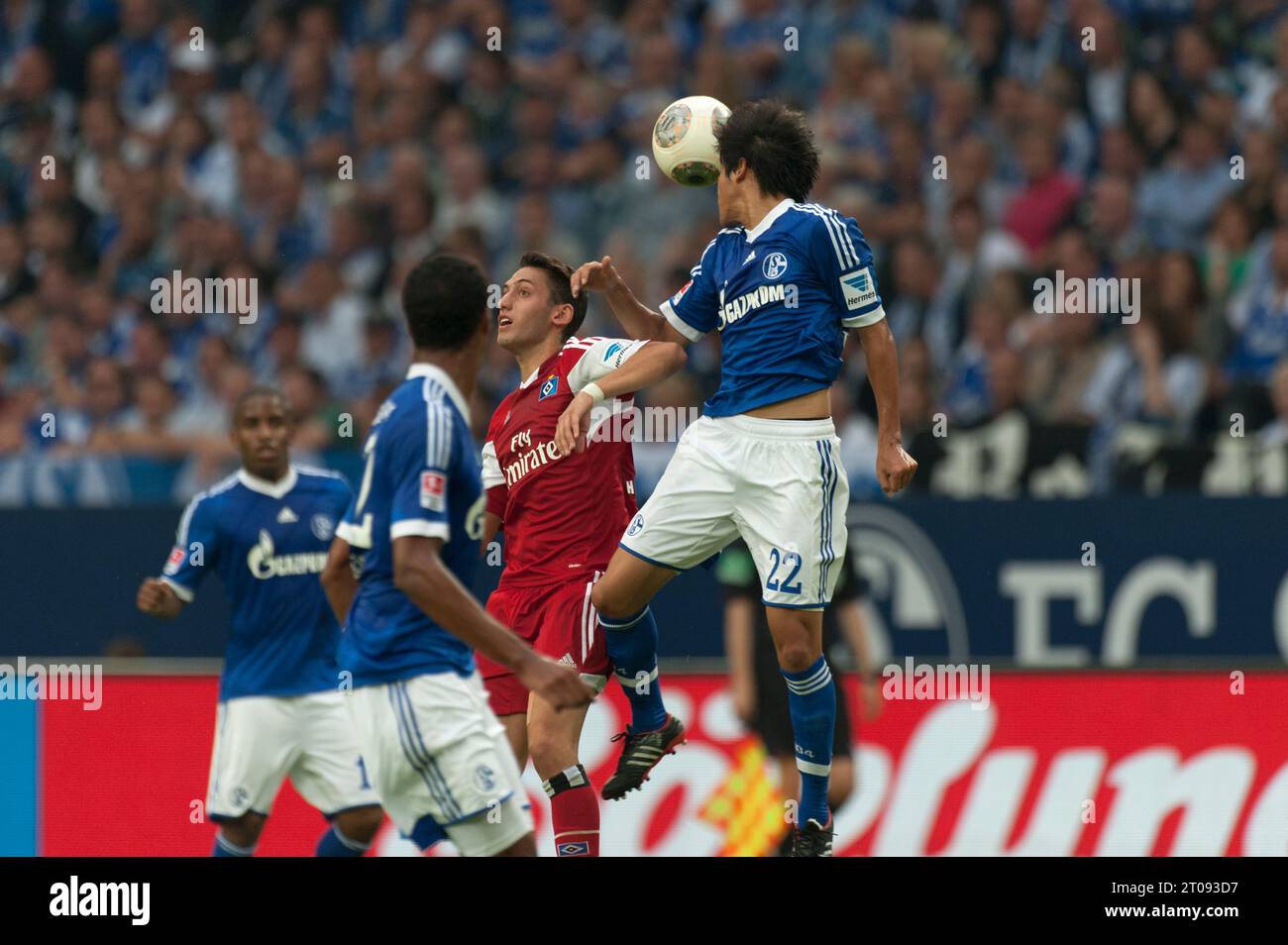 Atsuto Uchida (22) Kopfball FC Schalke 04 - Hamburger SV 3:3 Fußball Bundesliga in Gelsenkirchen, Deutschland am 11.08.2013 Banque D'Images