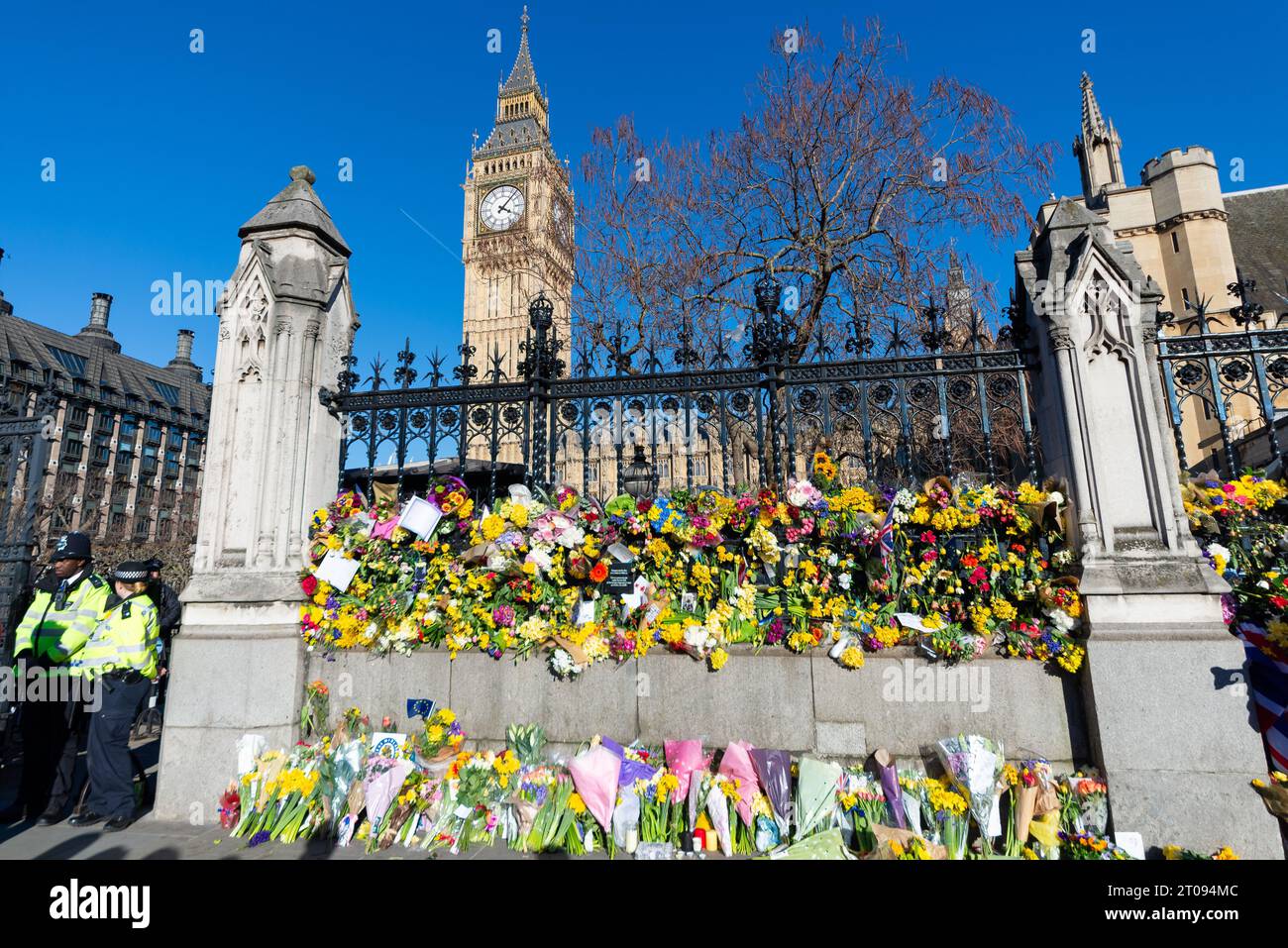 Fleurs placées sur la clôture du Palais de Westminster suite au terrorisme qui a coûté la vie au policier Keith Palmer. Attaque terroriste Banque D'Images