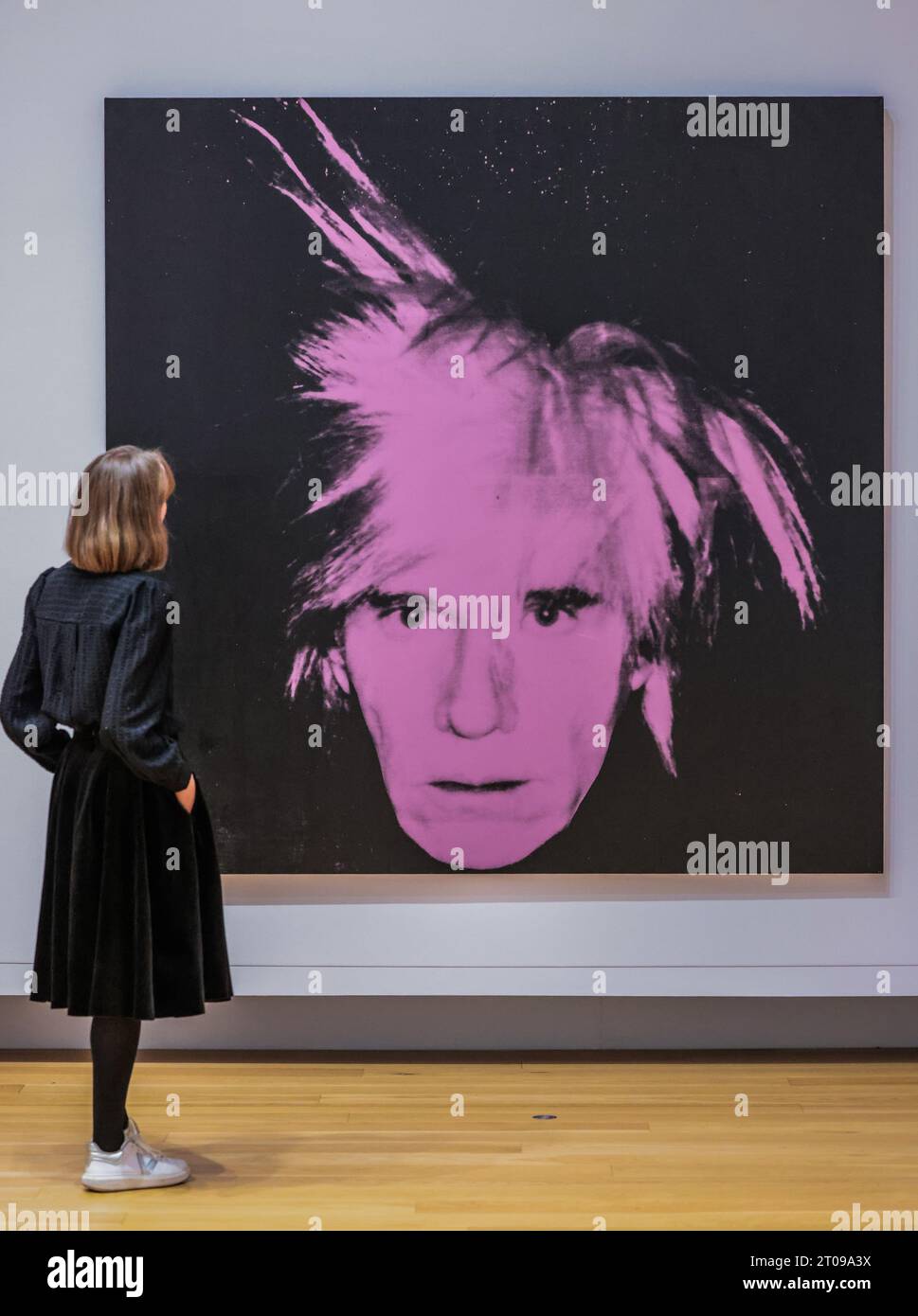 Dublin, Irlande. 05 octobre 2023. Self Portrait, 1986 Hugh Lane Gallery et le conseil municipal de Dublin annoncent la plus grande exposition d'Andy Warhol en Irlande - la première à ouvrir en 25 ans. Une exposition unique de 250 peintures, gravures, photographies, films et installations d'Andy Warhol à la Hugh Lane Gallery, présentant l'extraordinaire gamme d'œuvres d'art produites par l'artiste au cours de quatre décennies. (6 octobre 2023 - 28 janvier 2024) crédit : Paul Quezada-Neiman/Alamy Live News Banque D'Images