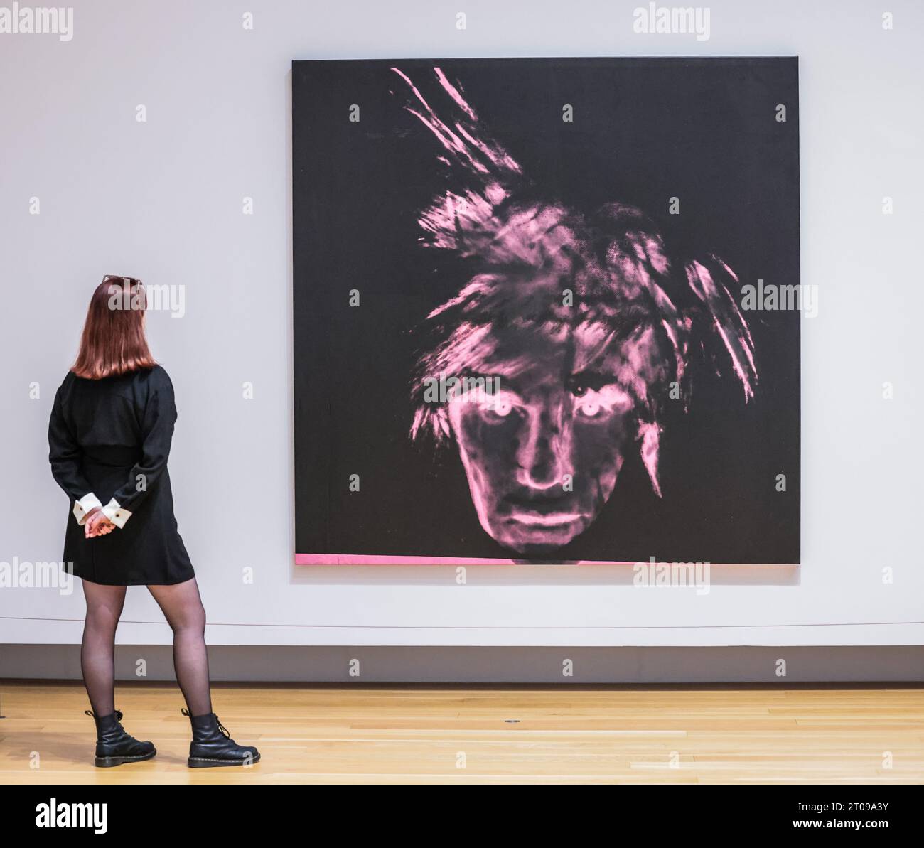 Dublin, Irlande. 05 octobre 2023. Self Portrait, 1986 Hugh Lane Gallery et le conseil municipal de Dublin annoncent la plus grande exposition d'Andy Warhol en Irlande - la première à ouvrir en 25 ans. Une exposition unique de 250 peintures, gravures, photographies, films et installations d'Andy Warhol à la Hugh Lane Gallery, présentant l'extraordinaire gamme d'œuvres d'art produites par l'artiste au cours de quatre décennies. (6 octobre 2023 - 28 janvier 2024) crédit : Paul Quezada-Neiman/Alamy Live News Banque D'Images