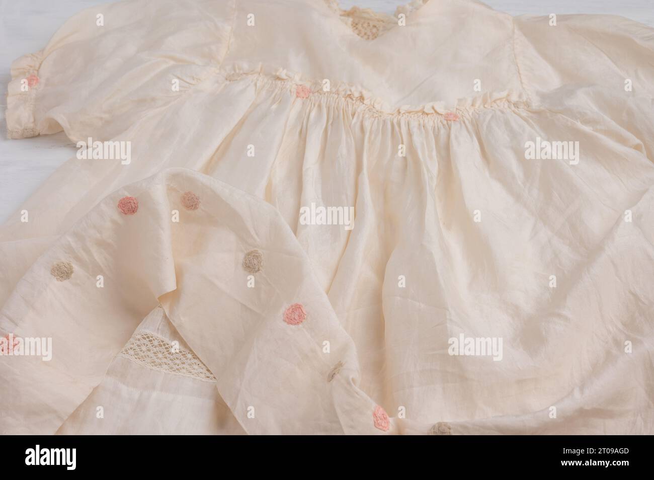 Une vieille robe de baptême et un héritage familial pour un baptême. Banque D'Images