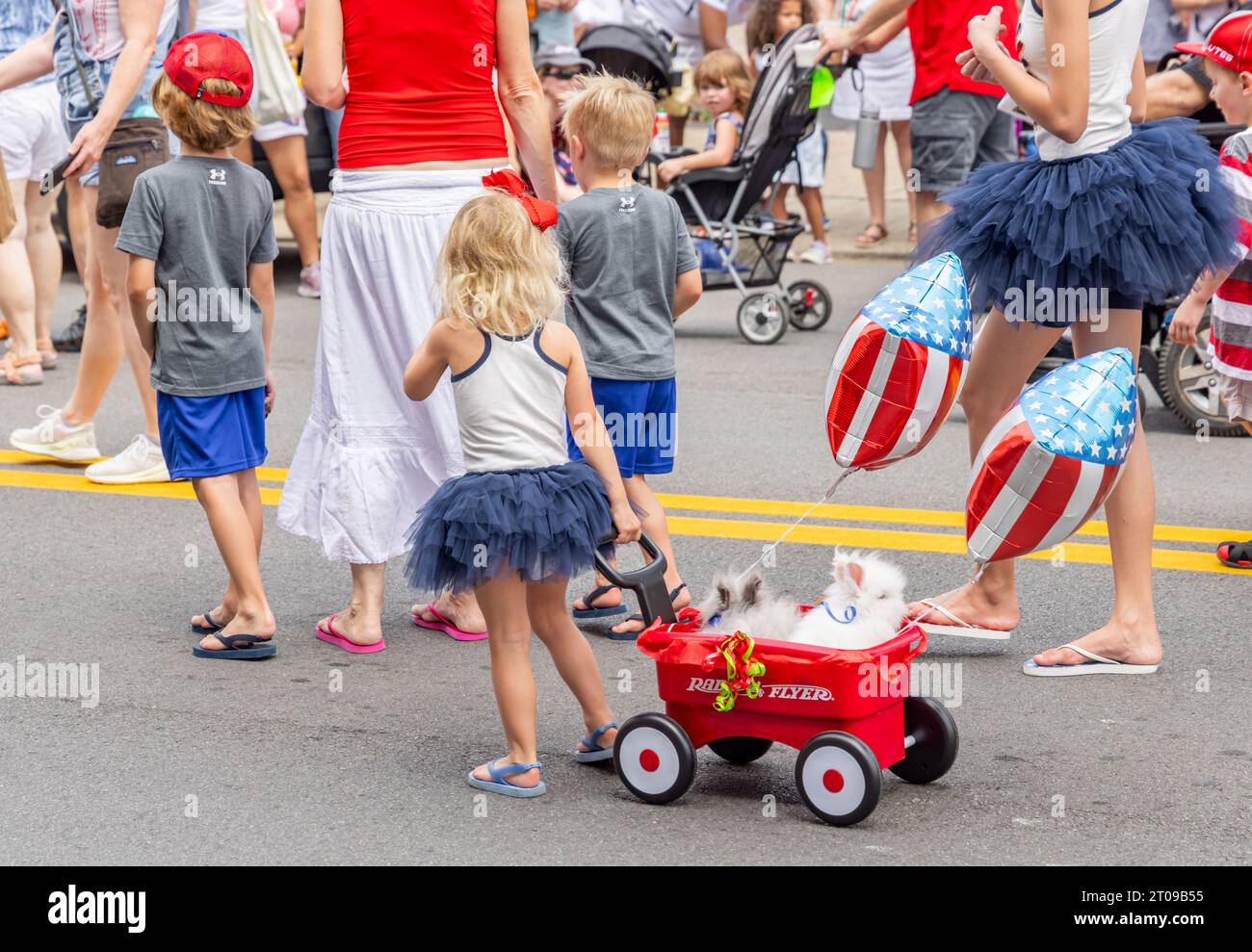 Petite fille en costume tirant un wagon plein de lapins dans le défilé Franklin Rodeo Banque D'Images