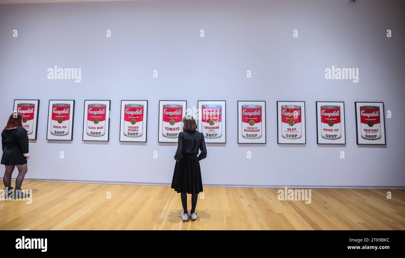 Dublin, Irlande. 05 octobre 2023. Campbell's Soup i Hugh Lane Gallery et le conseil municipal de Dublin annoncent la plus grande exposition Andy Warhol d'Irlande - la première à ouvrir en 25 ans. Une exposition unique de 250 peintures, gravures, photographies, films et installations d'Andy Warhol à la Hugh Lane Gallery, présentant l'extraordinaire gamme d'œuvres d'art produites par l'artiste au cours de quatre décennies. (6 octobre 2023 - 28 janvier 2024) crédit : Paul Quezada-Neiman/Alamy Live News Banque D'Images