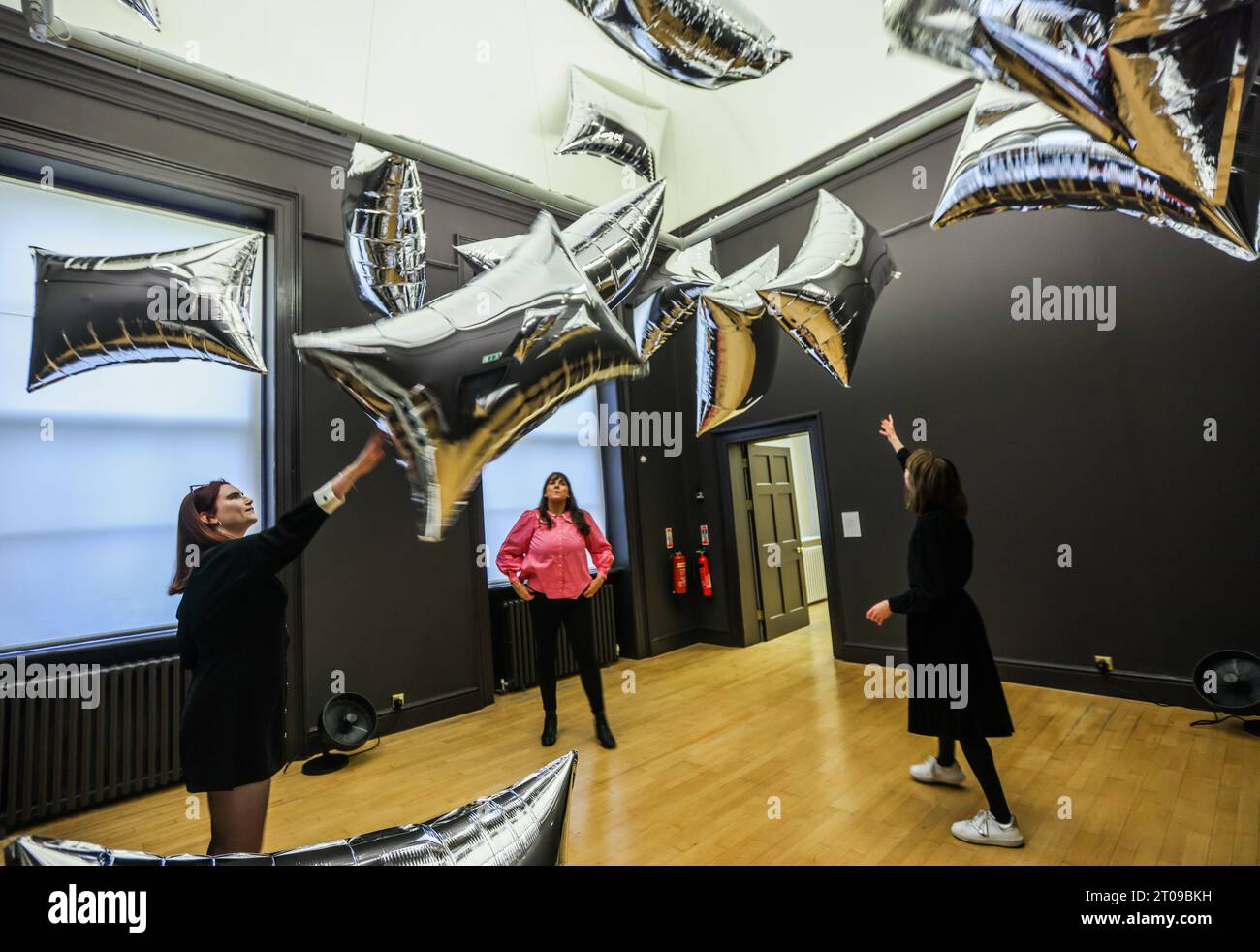 Dublin, Irlande. 05 octobre 2023. Andty WarholeSilver clouds, Hugh Lane Gallery et le conseil municipal de Dublin annoncent la plus grande exposition Andy Warhol d'Irlande - la première à ouvrir en 25 ans. Une exposition unique de 250 peintures, gravures, photographies, films et installations d'Andy Warhol à la Hugh Lane Gallery, présentant l'extraordinaire gamme d'œuvres d'art produites par l'artiste au cours de quatre décennies. (6 octobre 2023 - 28 janvier 2024) crédit : Paul Quezada-Neiman/Alamy Live News Banque D'Images