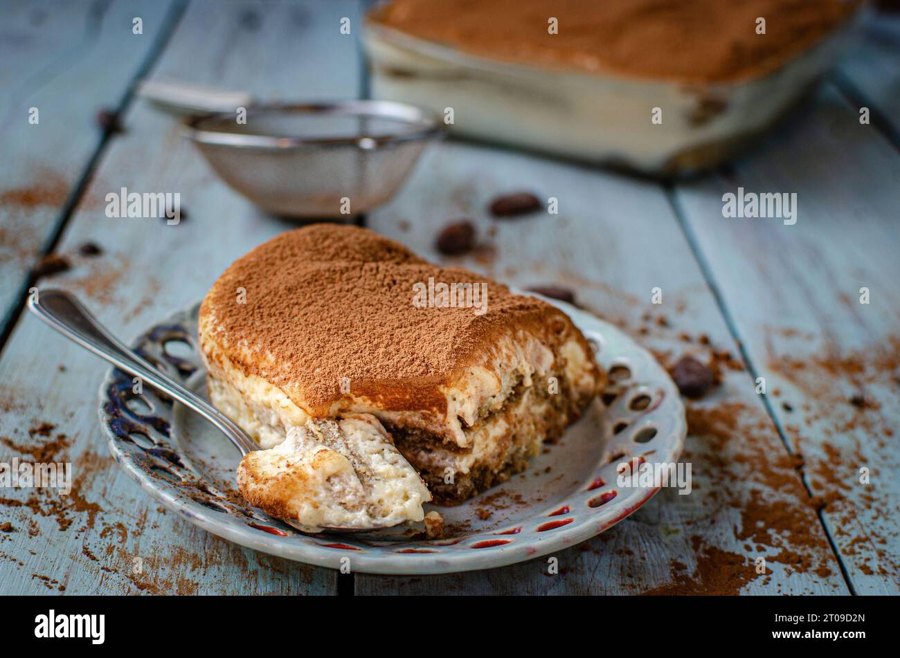 Gâteau traditionnel italien Tiramisu en poudre avec du cacao Banque D'Images