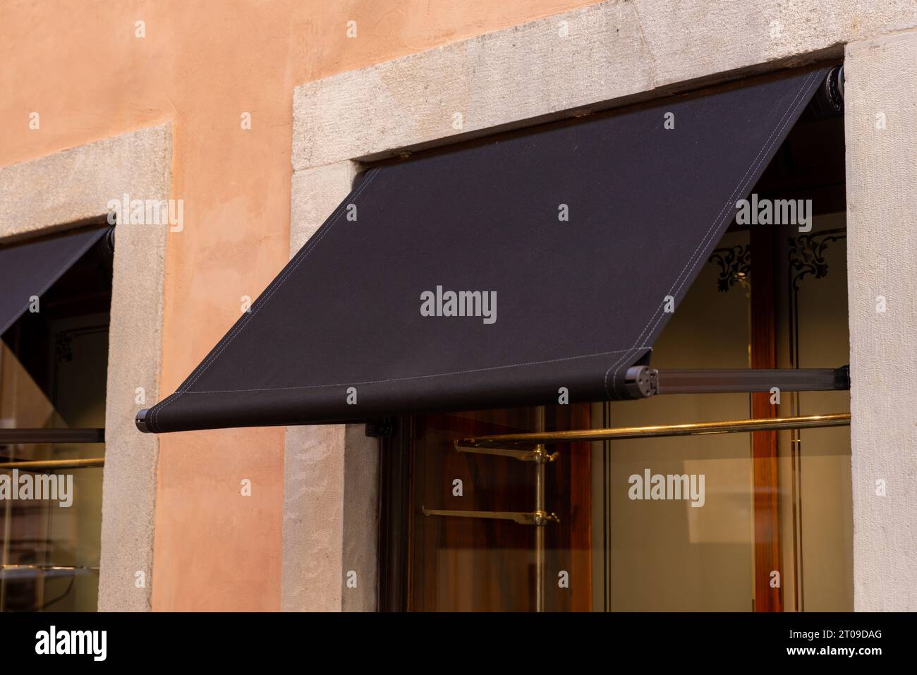 Auvent noir premium, à l'extérieur d'un magasin ou d'un restaurant, présentant un excellent espace pour la promotion de maquettes de logo Banque D'Images