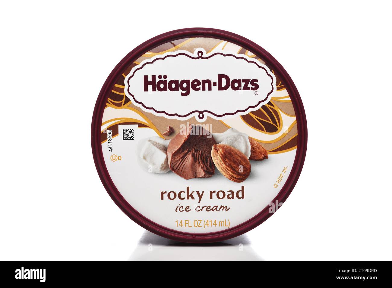 IRVINE, CALIFORNIE - 4 octobre 2023 : gros plan du couvercle d'un carton de crème glacée Haagen-Dazs Rocky Road. Banque D'Images