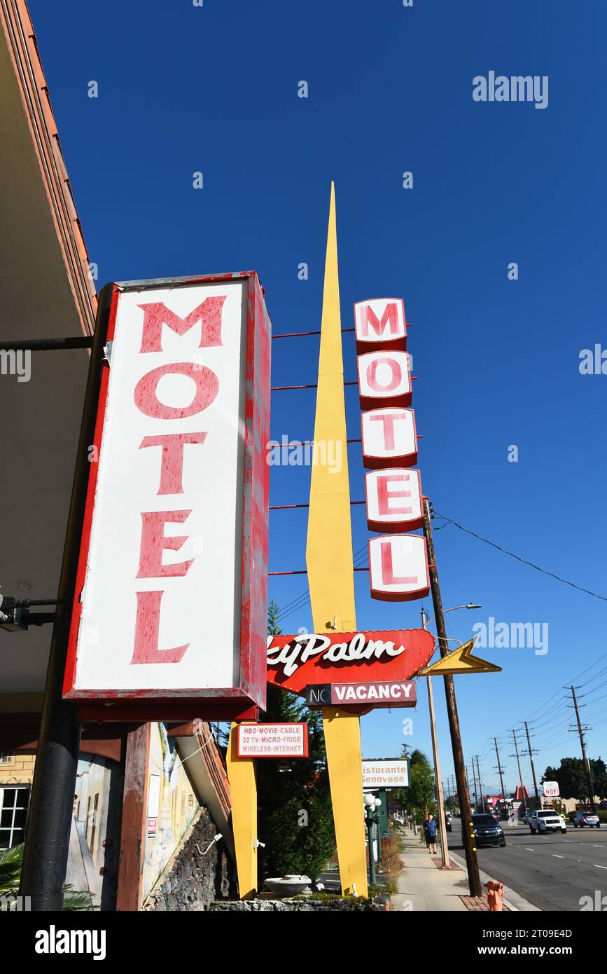 ORANGE, CALIFORNIE - 4 octobre 2023 : le panneau Sky Palm Motel sur North Tustin Street. Banque D'Images
