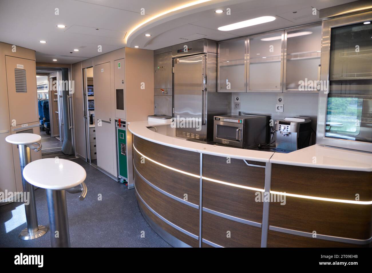 (231005) -- JAKARTA, 5 octobre 2023 (Xinhua) -- cette photo prise le 4 septembre 2023 montre le wagon-restaurant d'un train à unités multiples électriques à grande vitesse (EMU) du chemin de fer à grande vitesse Jakarta-Bandung en Indonésie. En tant que projet phare de l’Initiative ceinture et route et de la coopération entre la Chine et l’Indonésie, il raccourcit le trajet en train entre Jakarta et Bandung de plus de trois heures à environ 40 minutes via cette nouvelle ligne de 142,3km. (Xinhua/Xu Qin) Banque D'Images