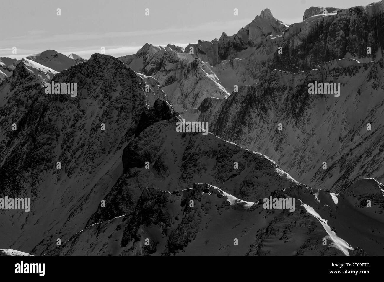 Vue pittoresque des montagnes rocheuses enneigées situées contre le ciel bleu en hiver sur Ushuaia Argentine Banque D'Images