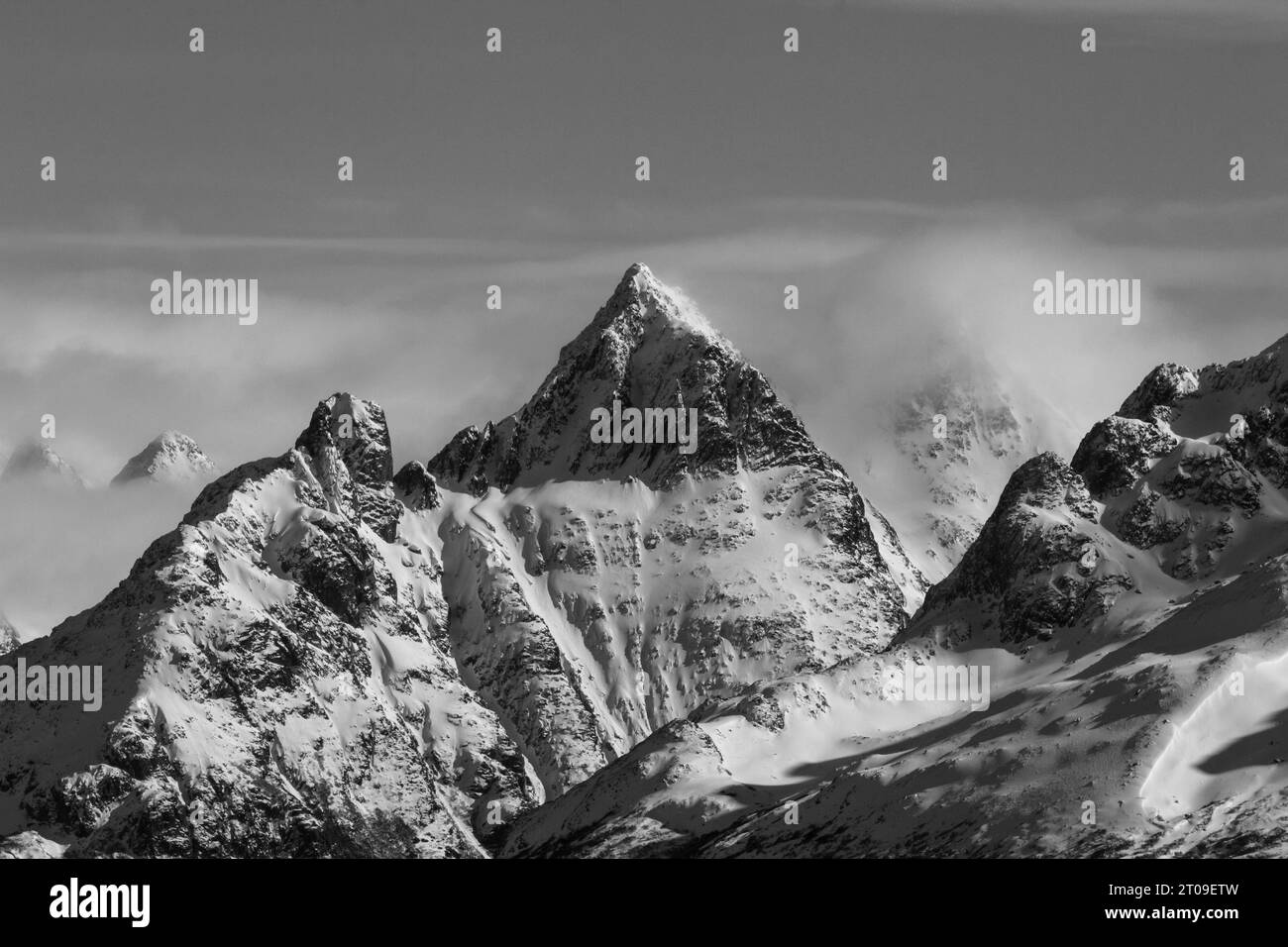 Vue pittoresque des montagnes rocheuses enneigées situées contre le ciel bleu en hiver sur Ushuaia Argentine Banque D'Images