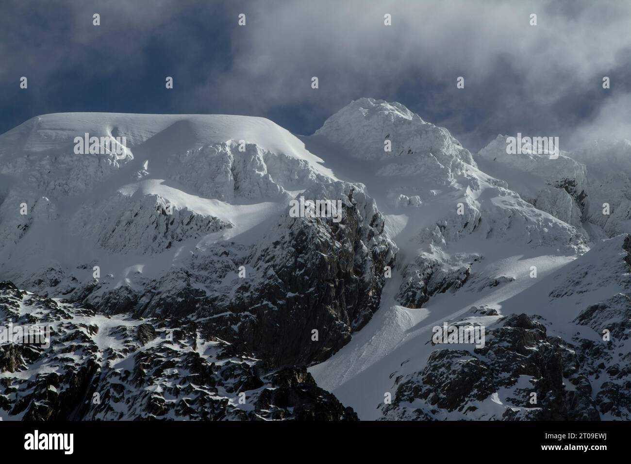 Vue pittoresque des montagnes rocheuses enneigées situées contre le ciel gris en hiver sur Ushuaia Argentine Banque D'Images