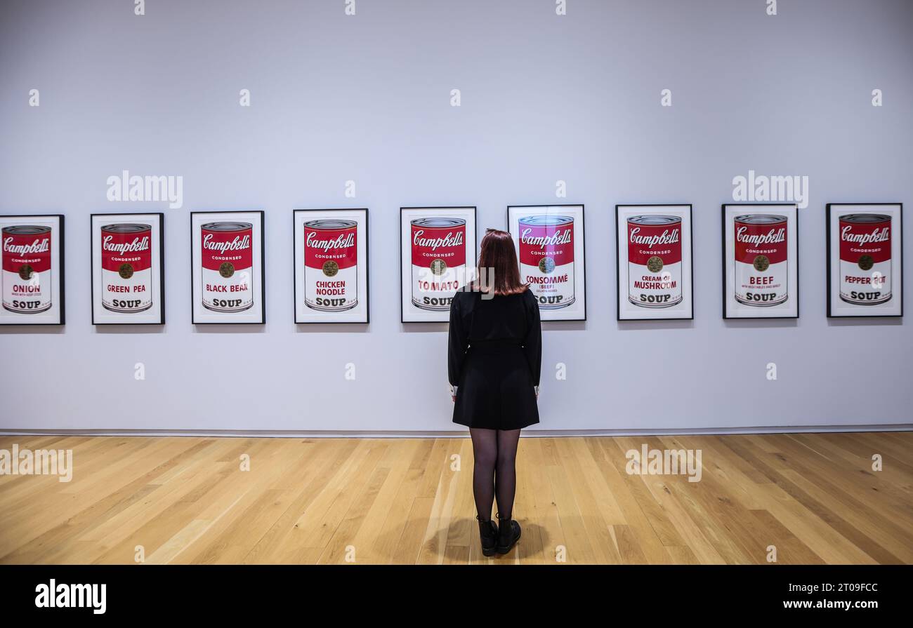 Dublin, Irlande. 05 octobre 2023. Campbell's Soup i Hugh Lane Gallery et le conseil municipal de Dublin annoncent la plus grande exposition Andy Warhol d'Irlande - la première à ouvrir en 25 ans. Une exposition unique de 250 peintures, gravures, photographies, films et installations d'Andy Warhol à la Hugh Lane Gallery, présentant l'extraordinaire gamme d'œuvres d'art produites par l'artiste au cours de quatre décennies. (6 octobre 2023 - 28 janvier 2024) crédit : Paul Quezada-Neiman/Alamy Live News Banque D'Images