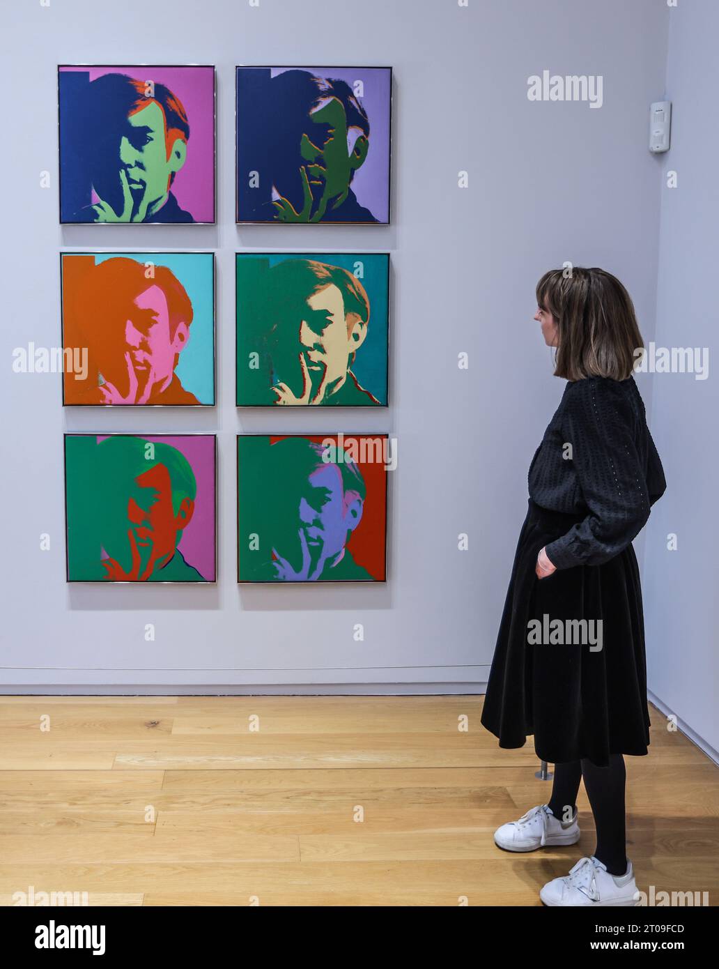Dublin, Irlande. 05 octobre 2023. Autoportrait 1966 Hugh Lane Gallery et le conseil municipal de Dublin annoncent la plus grande exposition d'Andy Warhol en Irlande - la première à ouvrir en 25 ans. Une exposition unique de 250 peintures, gravures, photographies, films et installations d'Andy Warhol à la Hugh Lane Gallery, présentant l'extraordinaire gamme d'œuvres d'art produites par l'artiste au cours de quatre décennies. (6 octobre 2023 - 28 janvier 2024) crédit : Paul Quezada-Neiman/Alamy Live News Banque D'Images