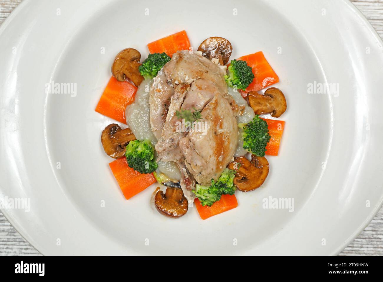 Oiseau de gibier à caille grillé avec champignons et légumes dîner vue de dessus Banque D'Images