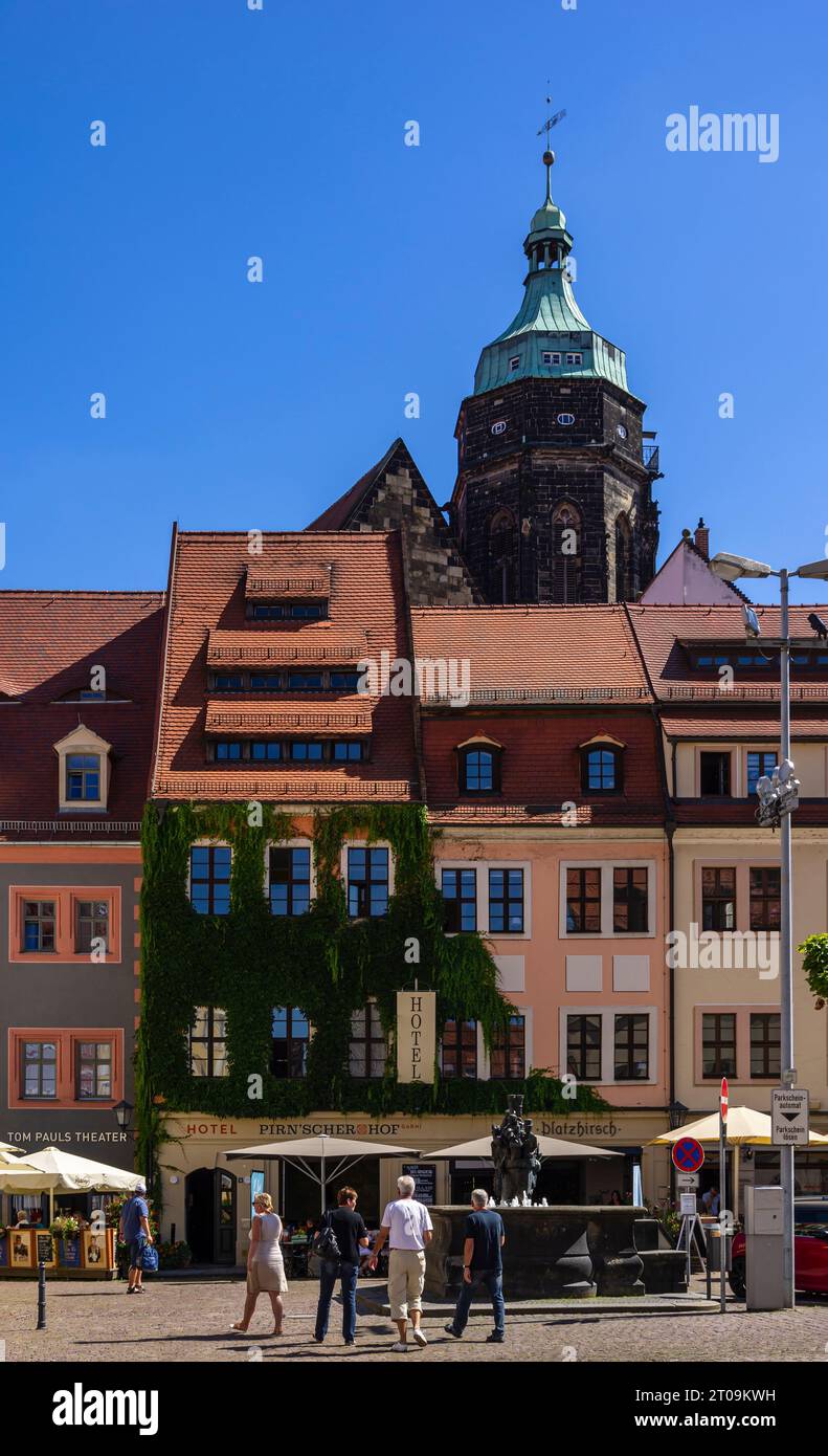 Scène de rue animée, vieille ville historique de Pirna, Suisse saxonne, Saxe, Allemagne, août 24, 2016, à usage éditorial uniquement. Banque D'Images